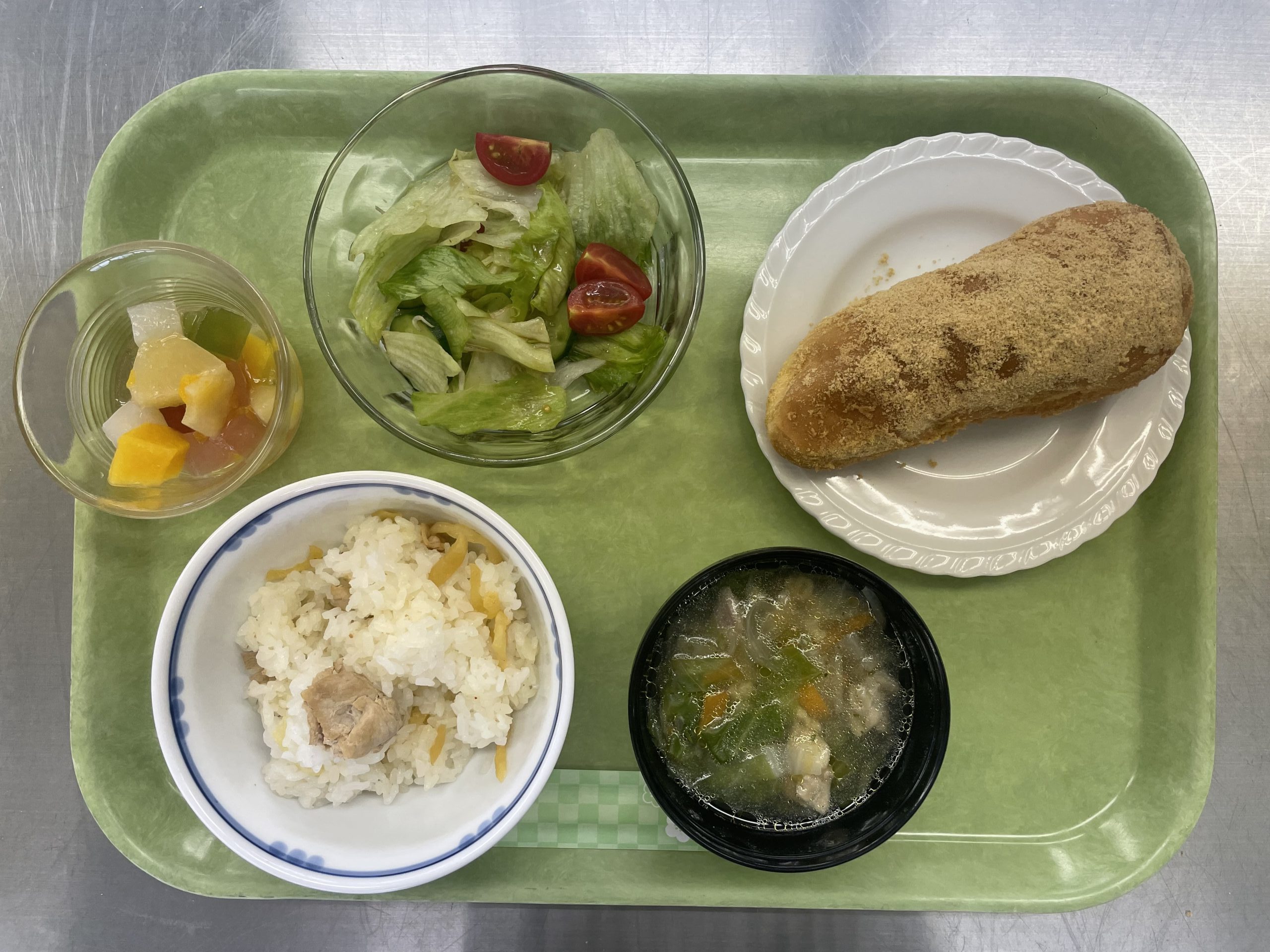 キムタクごはん、ABCスープ、揚げパン、ちぎってサラダ、フルーツポンチ
