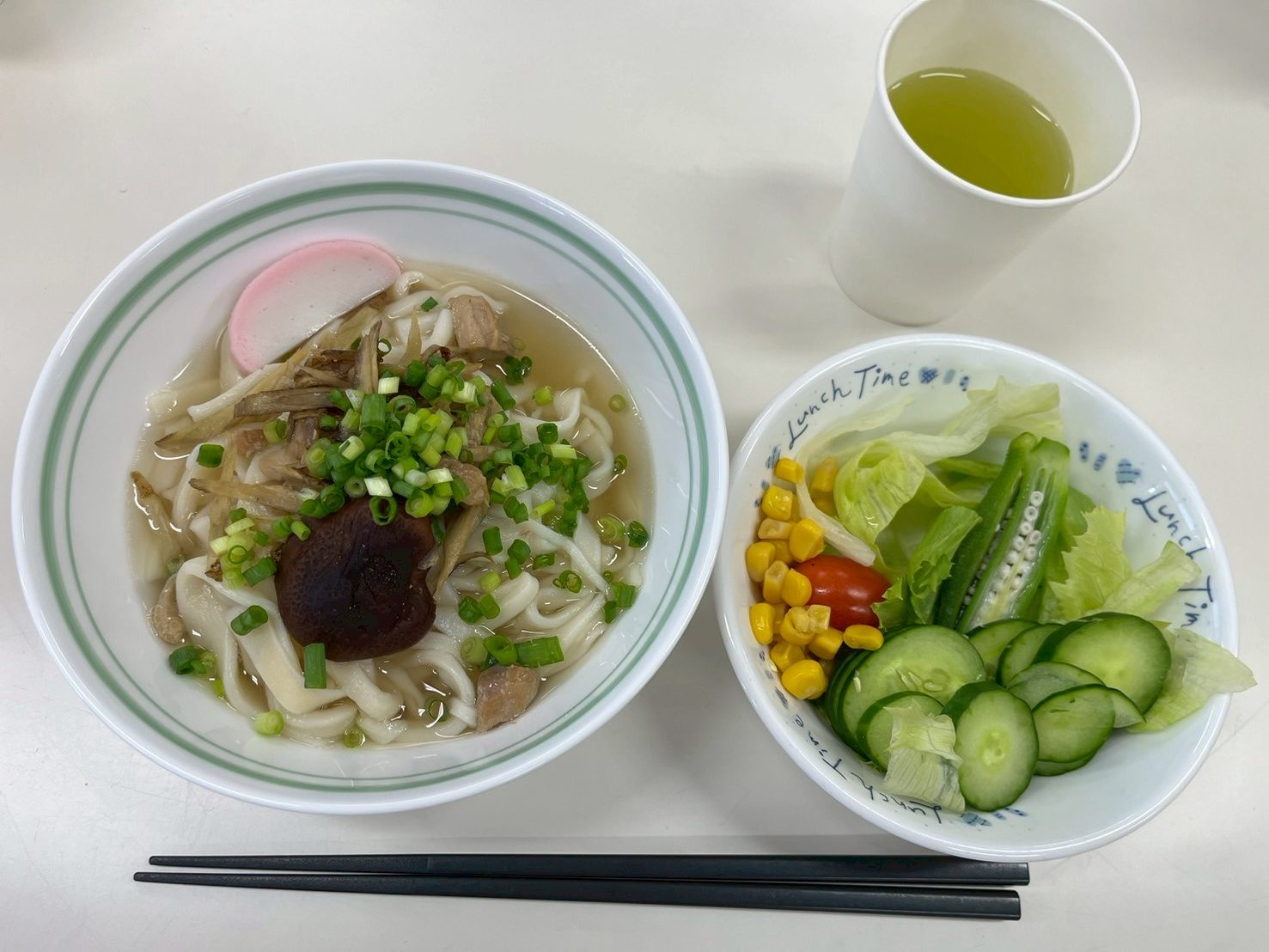 神楽うどん、夏野菜サラダ（トマトドレッシング）、釜炒り茶ミルクプリン