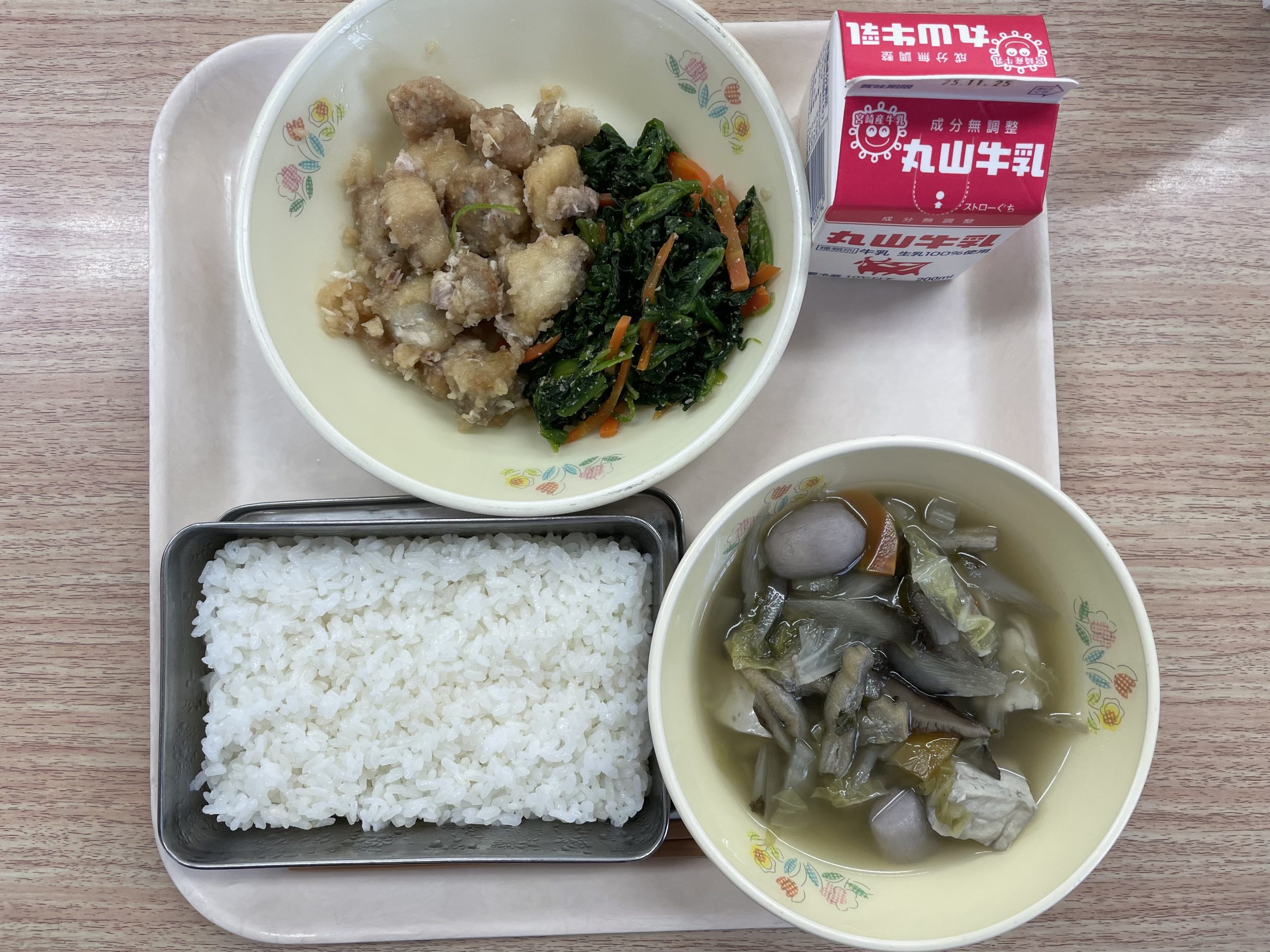 ごはん、牛乳、八杯汁、フカのから揚げ日向夏ソース和え、ほうれん草のごま和え